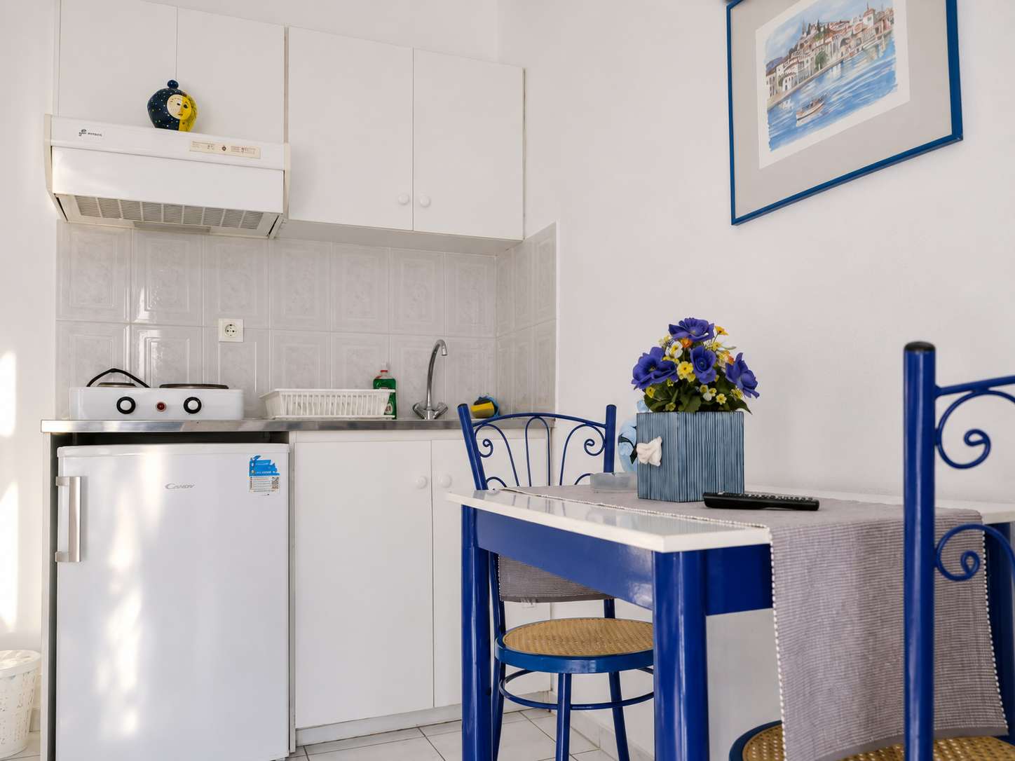 Kitchenette and dining area
